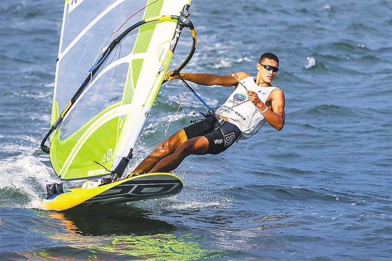 毕焜获男子帆板RS：X级比赛冠军 系第十四届全运会海南代表团第一枚金牌