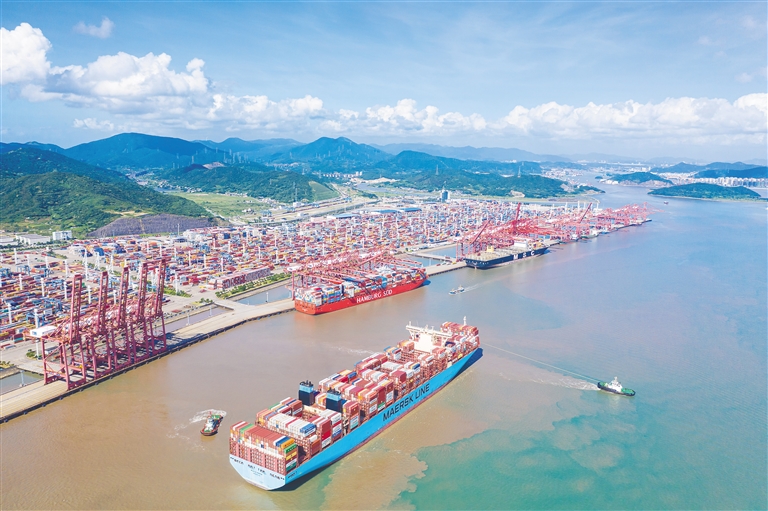 浙江宁波舟山港年货物吞吐量连续十二年位居全球第一，年集装箱吞吐量稳居全球第三
