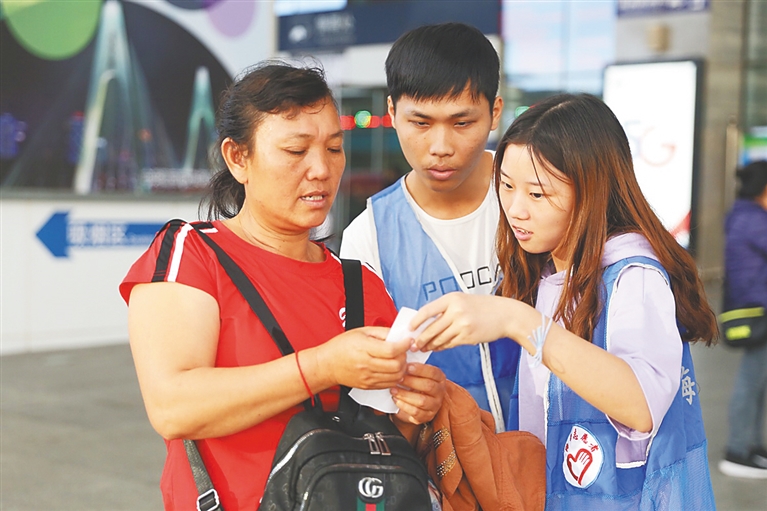 志愿者为旅客提供电子购票服务