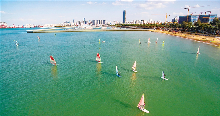 市民游客在海口西海岸开展帆船、游艇游活动
