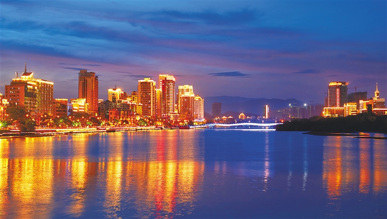 三亚河畔迷人的城市夜景