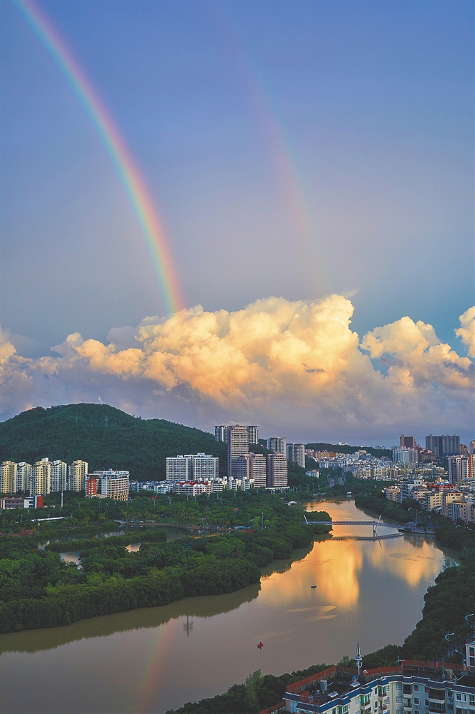 雨后在三亚城市上空形成的双彩虹