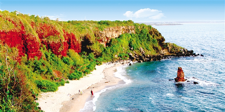 儋州峨蔓湾的红色崖壁