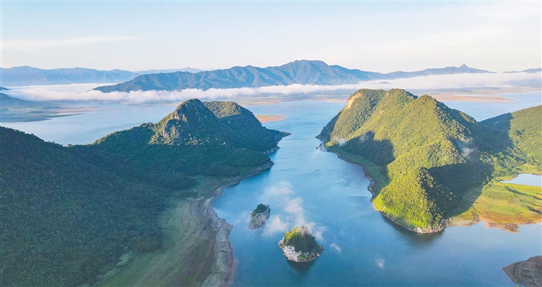 海南热带雨林国家公园体制试点区内的俄贤岭风光