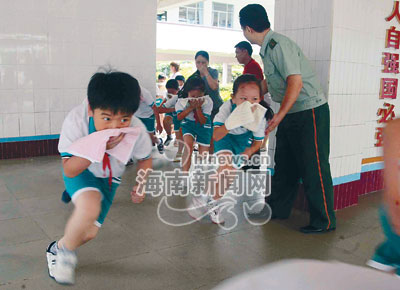 孩子们遇到火灾应这样逃生 -- 海南省人民政府