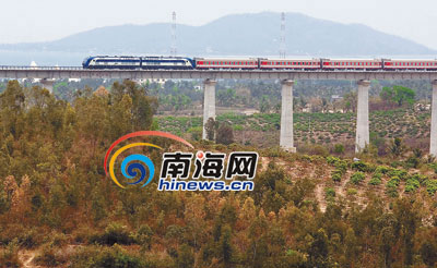 罗保铭卢春房出席西环铁路竣工暨三亚至北京、