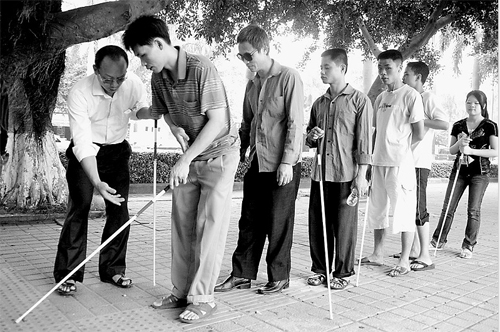 省残疾人联合协会培训盲人走盲道 -- 海南省人