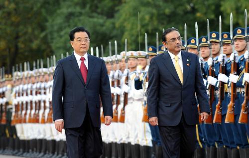 国家主席胡锦涛与巴基斯坦总统扎尔达里举行会