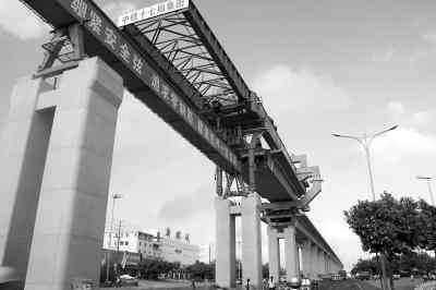 人民日报海外版:东环铁路高架桥铺入海口市区