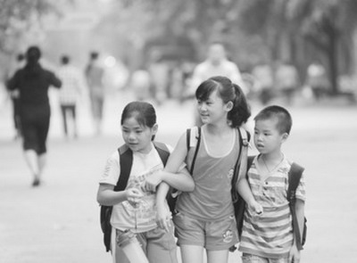 经济日报:海南琼海市嘉积镇的孩子走在上学路