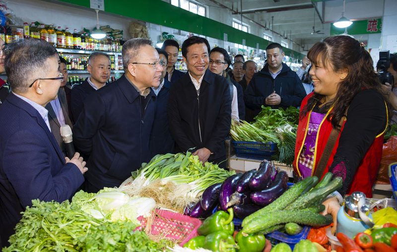 2月13日下午,在海口市龙头洋蔬菜生产基地,省长沈晓明走进田间与正在采摘菜的农民握手、拜年。感谢他们为保证市场供应、丰富市民餐桌付出的辛勤劳动。海南日报记者 宋国强 摄 本报海口2月13日讯 (记者况昌勋)今天下午,省长沈晓明赴海口市国贸大润发超市、秀英农贸市场、龙头洋蔬菜生产基地检查春节期间市场供应情况。他强调,市场供应与每一位群众生活息息相关,要保障市场供应充足,确保食品安全,让市民和游客过一个欢乐祥和的春节。 佳节将至,国贸大润发超市和秀英农贸市场格外繁忙、人头攒动,到处都是正在购置年货的市