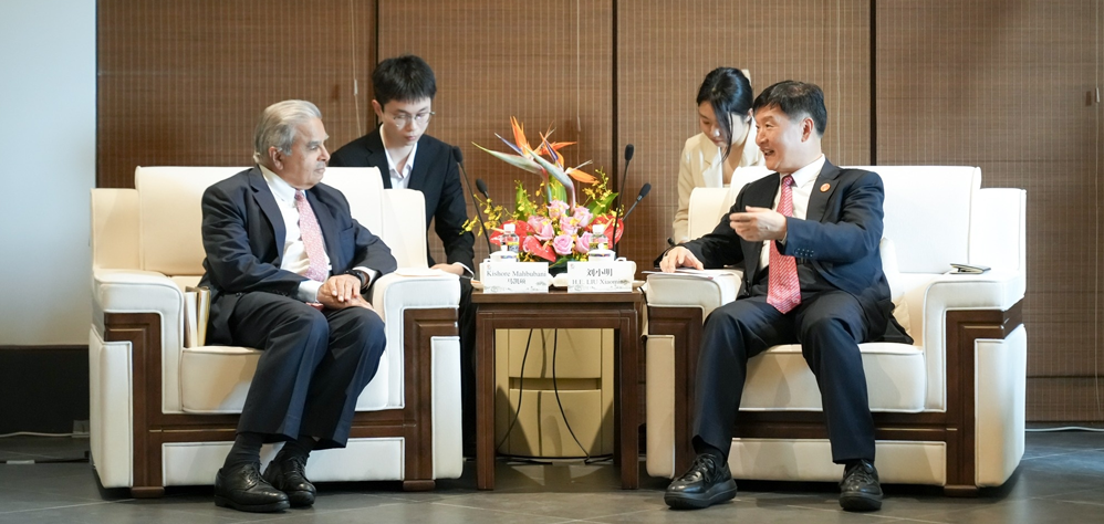 刘小明会见新加坡国立大学亚洲研究所特聘院士马凯硕