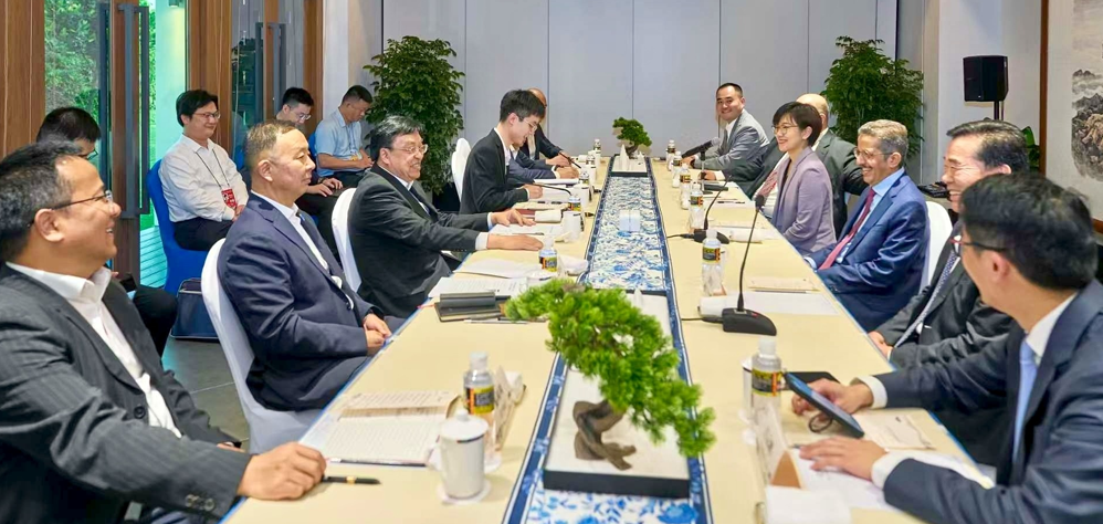 冯飞会见沙特国际电力和水务公司客人