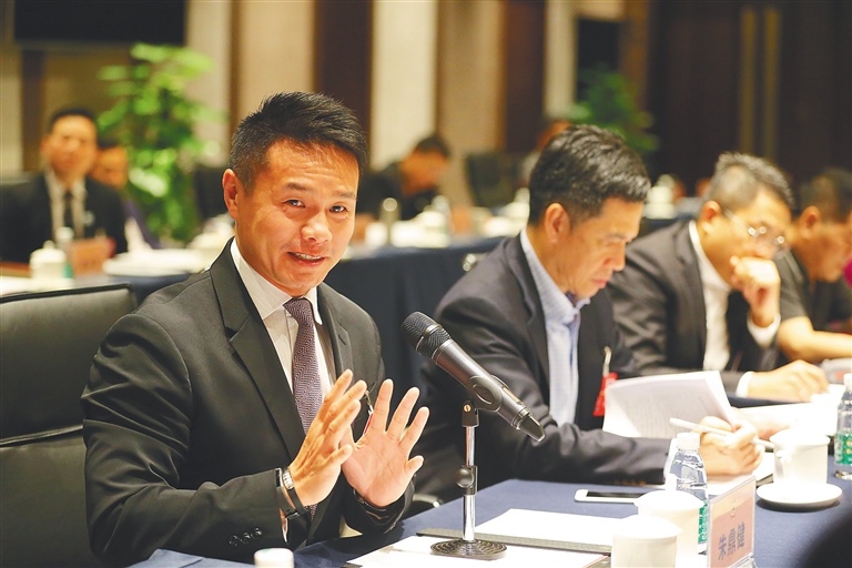 省政协委员朱鼎健发言