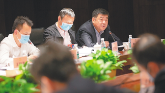 省政协委员曹兵在发言
