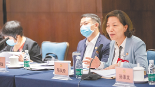省政协委员张凤玲在发言