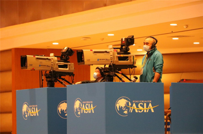 技术人员在博鳌亚洲论坛2022年年会主会场调试会议直录播设备