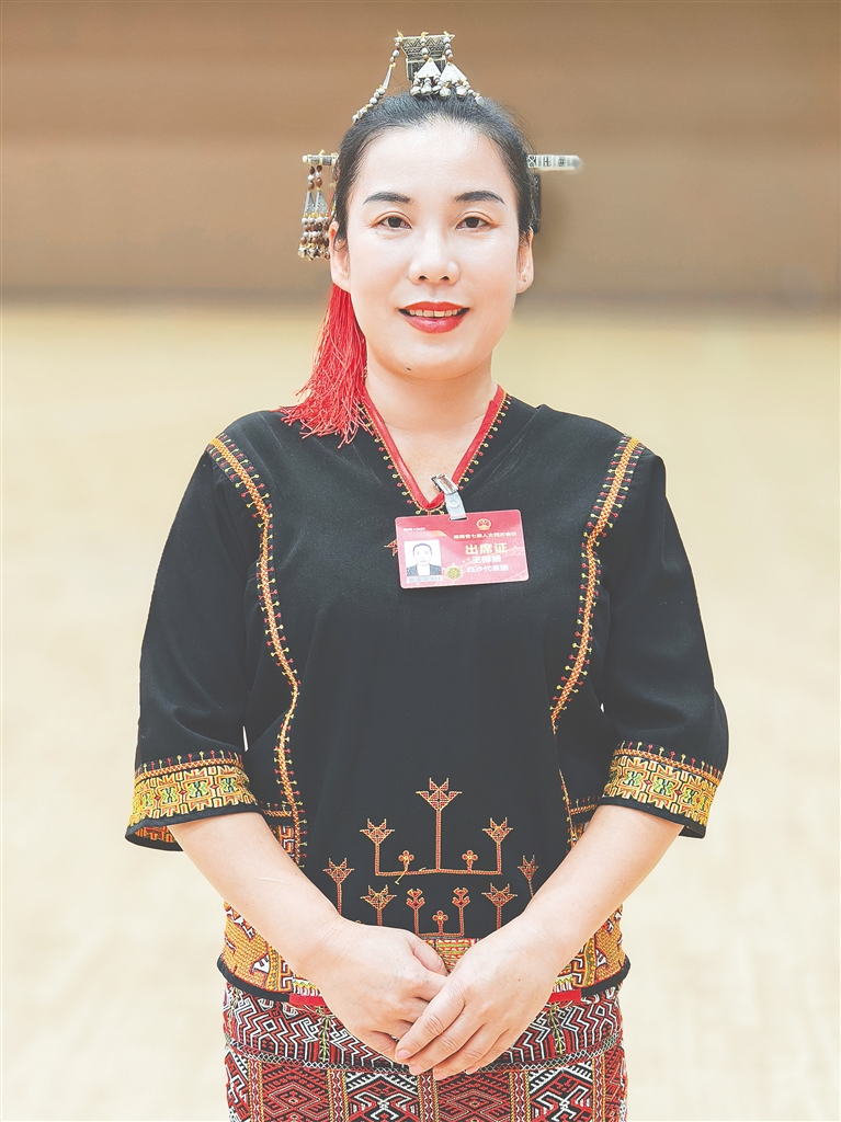 省人大代表、黎族传统泥片制陶技艺白沙黎族自治县县级代表性传承人王柳娟：推动非遗技艺创新融合发展