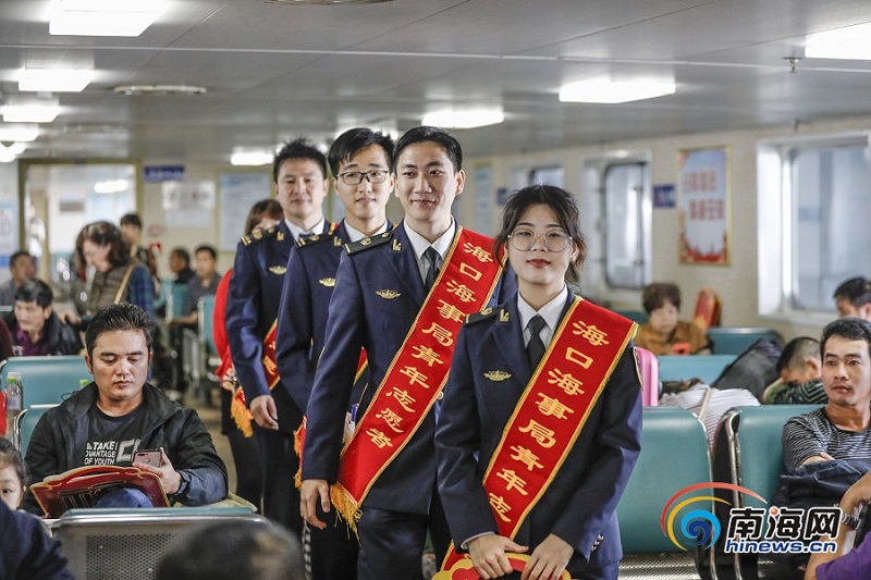 志愿者为旅客答疑解惑