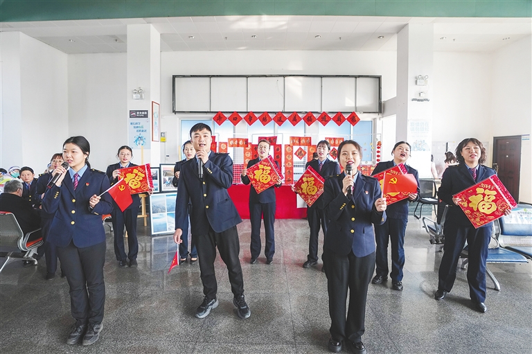 送万福进万家 温暖回家路