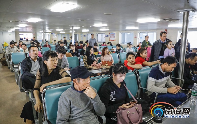 旅客在琼州海峡客滚船客舱休息