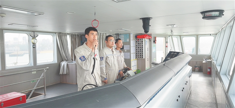 琼州海峡新能源汽车专用船“绿源二号”船长黄万里：精心掌舵 护航车辆安心进出岛