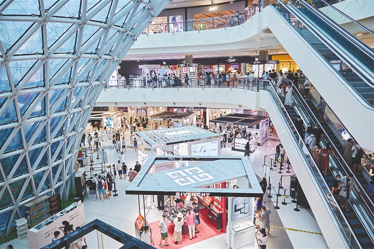 游客在三亚国际免税城购物