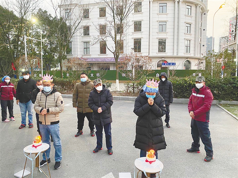 国家紧急医学救援队（海南）的两名队员元宵节迎来生日，同事和当地民众为他们送上祝福。