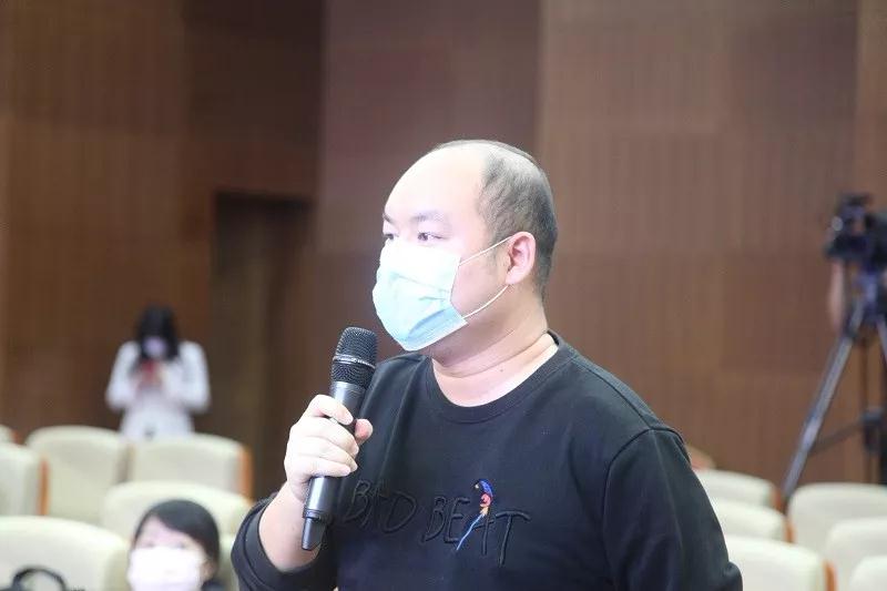人民网记者