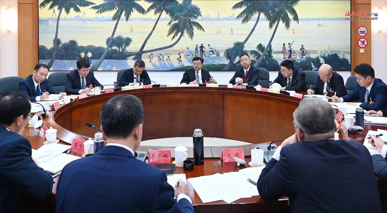 冯飞参加省委八届六次全会分组讨论