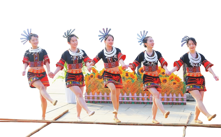 身穿少数民族服饰的姑娘们载歌载舞