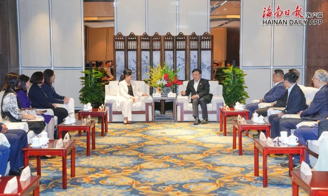 冯飞会见国内外生物医药企业客人（冯飞在三亚调研）