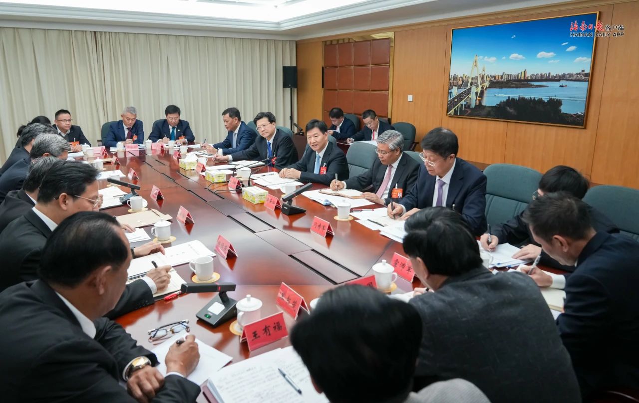刘小明参加省委八届六次全会分组讨论