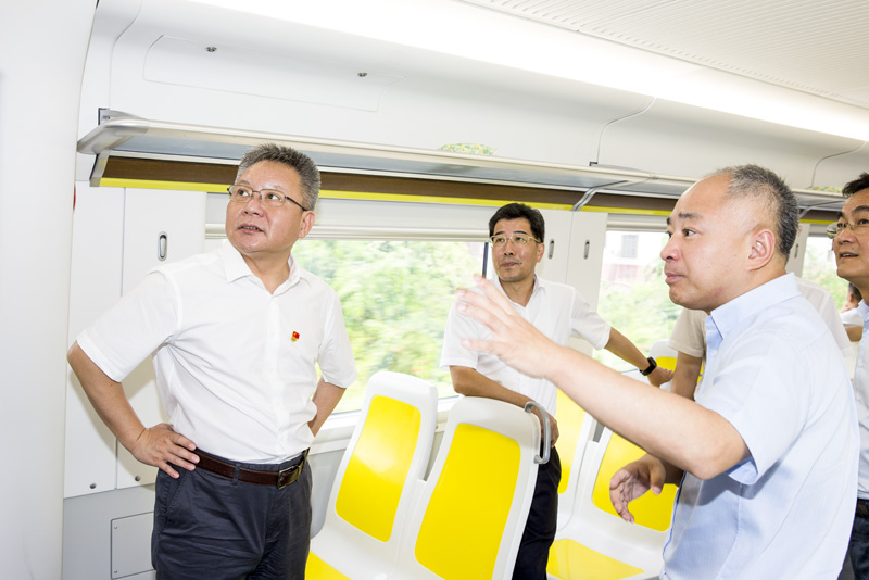 海口市郊列车开通运营 沈晓明乘车体验