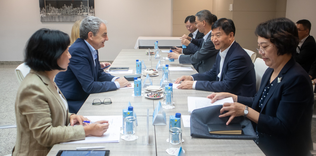 刘小明访问新加坡西班牙归来
