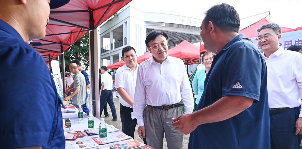 冯飞调研提升居民文明素养和社会文明程度工作