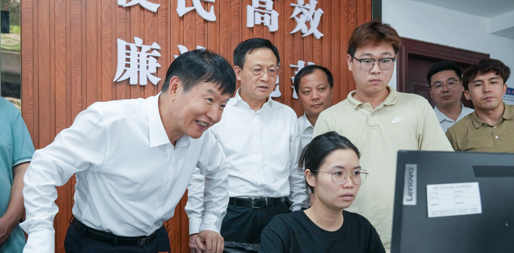 刘小明在三亚调研指导深入贯彻中央八项规定精神学习教育开展情况
