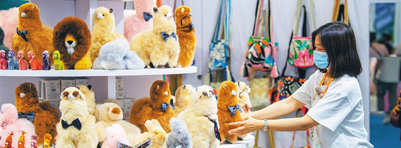 秘鲁羊驼毛玩偶“萌”生商机 小小展位4天卖了32万元
