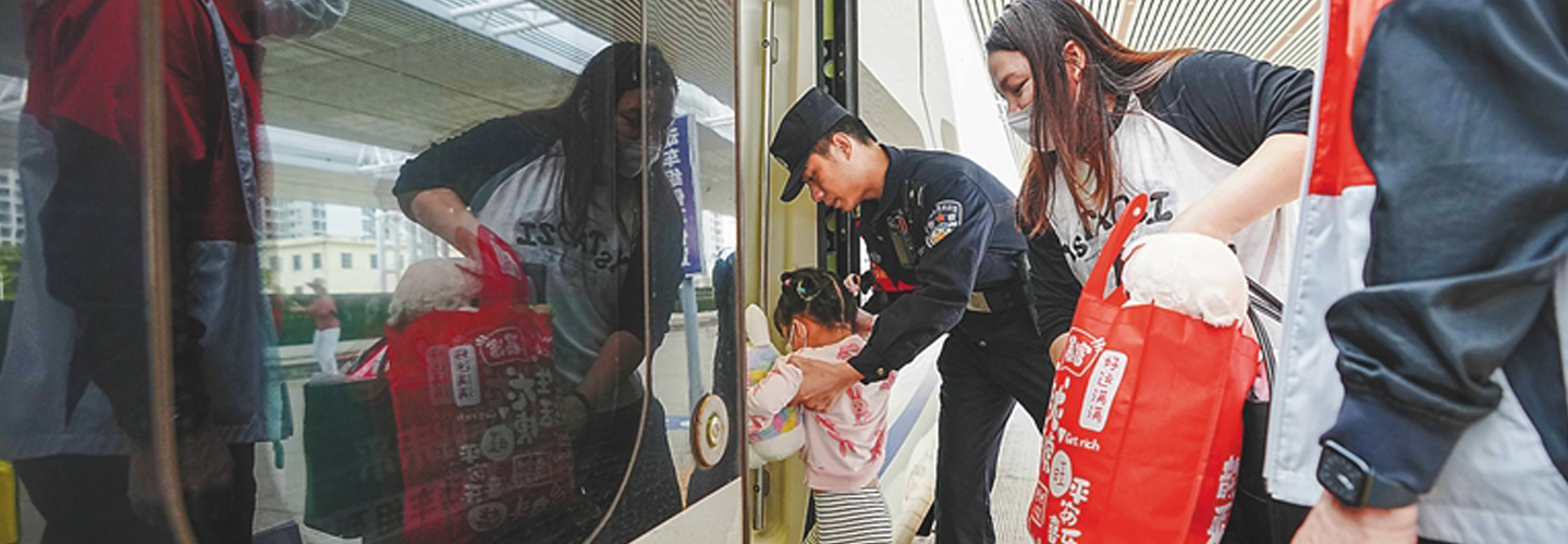 铁路乘警帮助小朋友安全上车