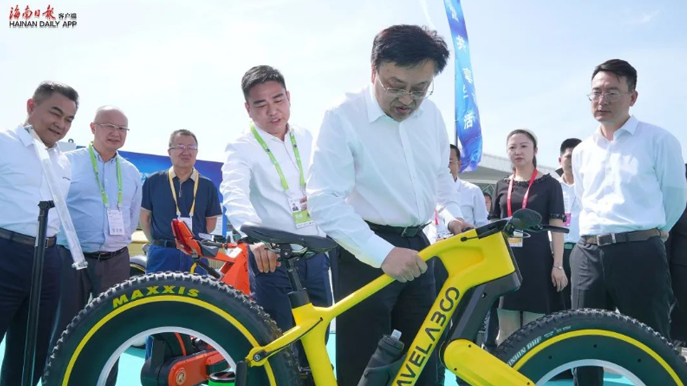​冯飞到第五届中国国际消费品博览会巡馆