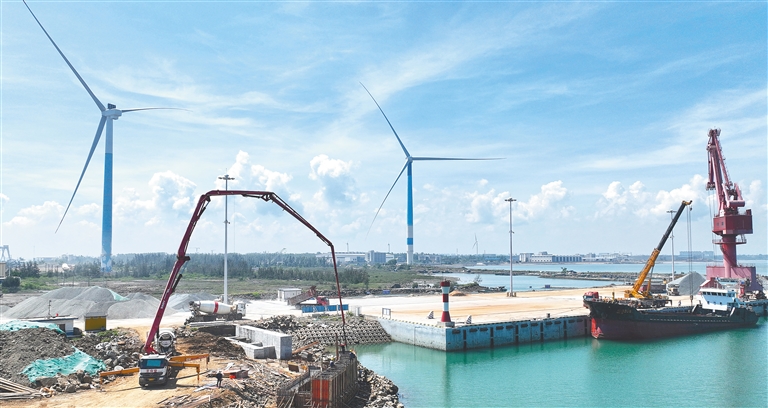 临高金牌港开发区：作业与建设并进