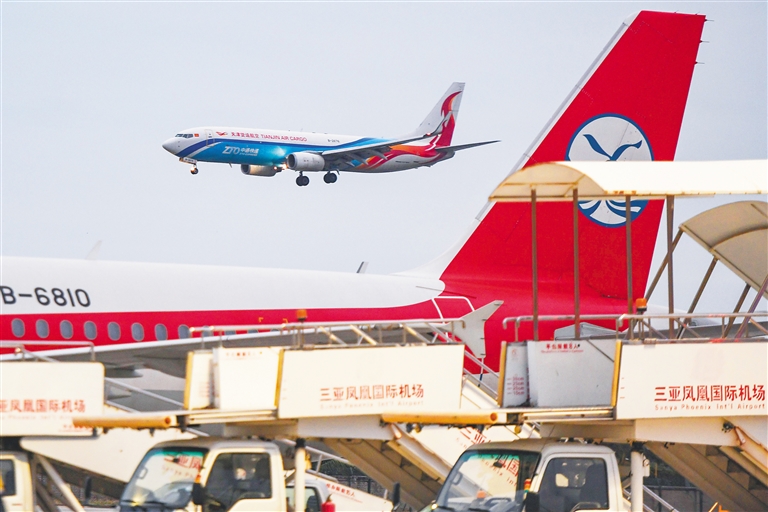 三亚凤凰国际机场迎来入境新政实施后的首个国际货运航班