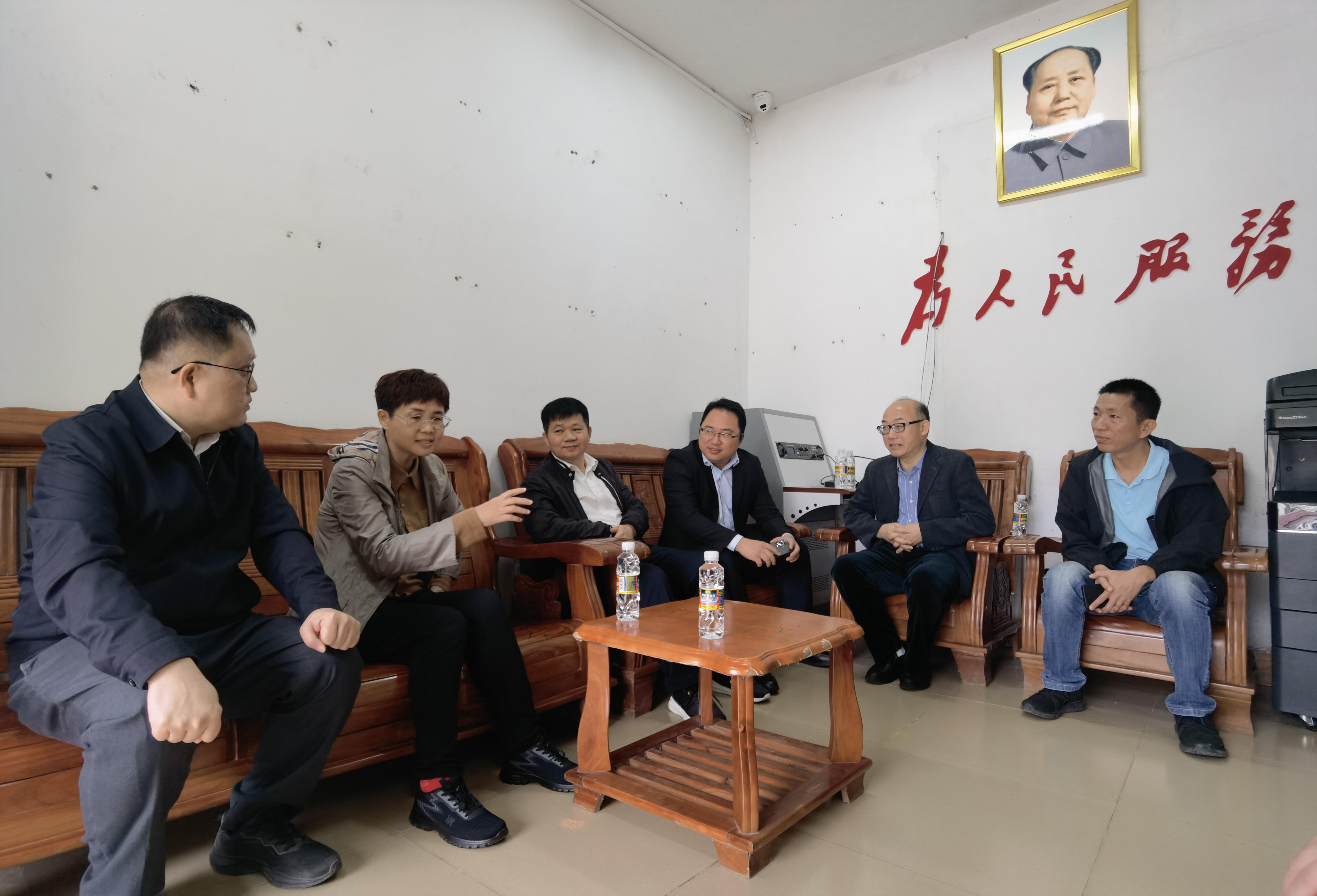 海南省档案局赴琼中黎族苗族自治县慰问困难党员群众及驻村第一书记